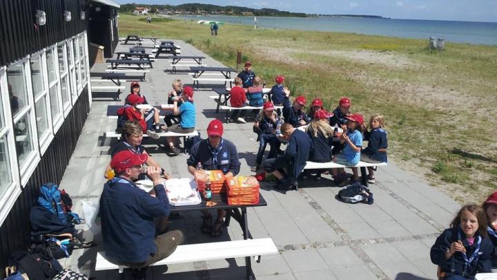 Frokost på Nordstranden i Kerteminde. Billede fra minisommerlejren 2013