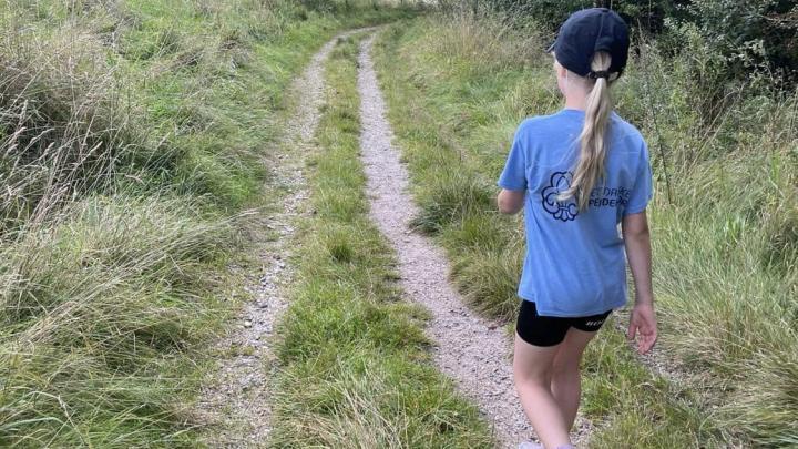 Pige vandrer i det naturskønne Højstrup-øvelsestærren. 
